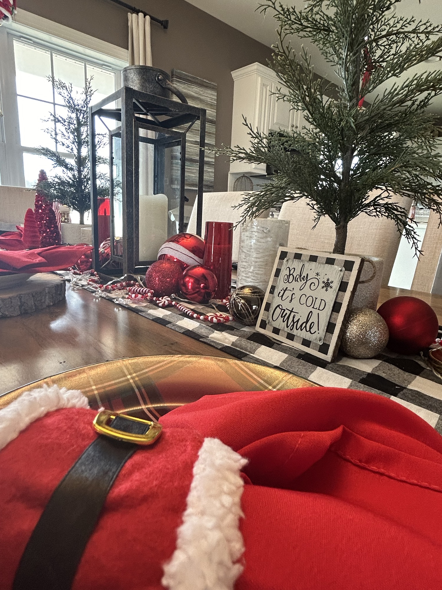 A Festive Guide to Christmas Table Décor (Or, How to Make Your Dining Table Look More Put Together Than You Feel)